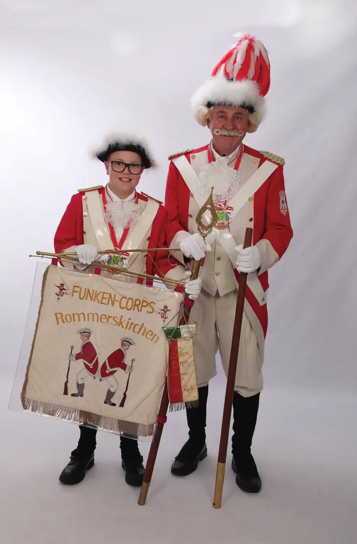 Henry Kocks in Funkenuniform mit Prinzenführer Josef Klasen